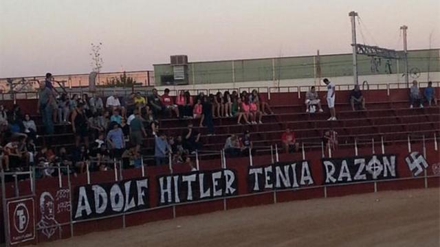 Imagen de la pintada en la plaza de toros, divulgada por el Movimiento de Izquierda Alternativa (MIA) de Pinto este miércoles.