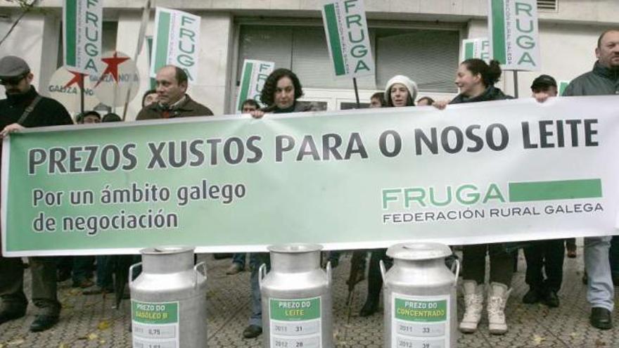 Productores lácteos de Galicia en una protesta para reclamar una subida del precio de la leche.  // X.A.