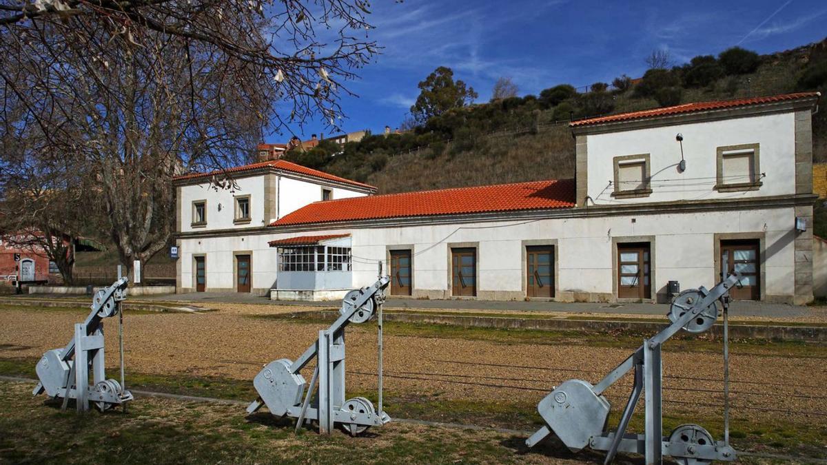 Albergue de peregrinos de Benavente y, a la izquierda, el edificio del almacén ferroviario. | E. P.