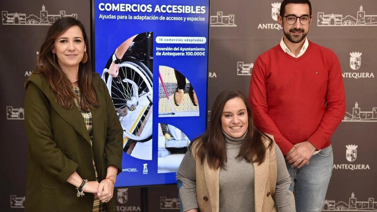 La concejala de Accesibilidad, Sara Ríos, en la comparecencia de prensa, junto a la teniente de alcalde delegada de Comercio, Ana Cebrián, y el presidente de la ACIA, Jorge del Pino