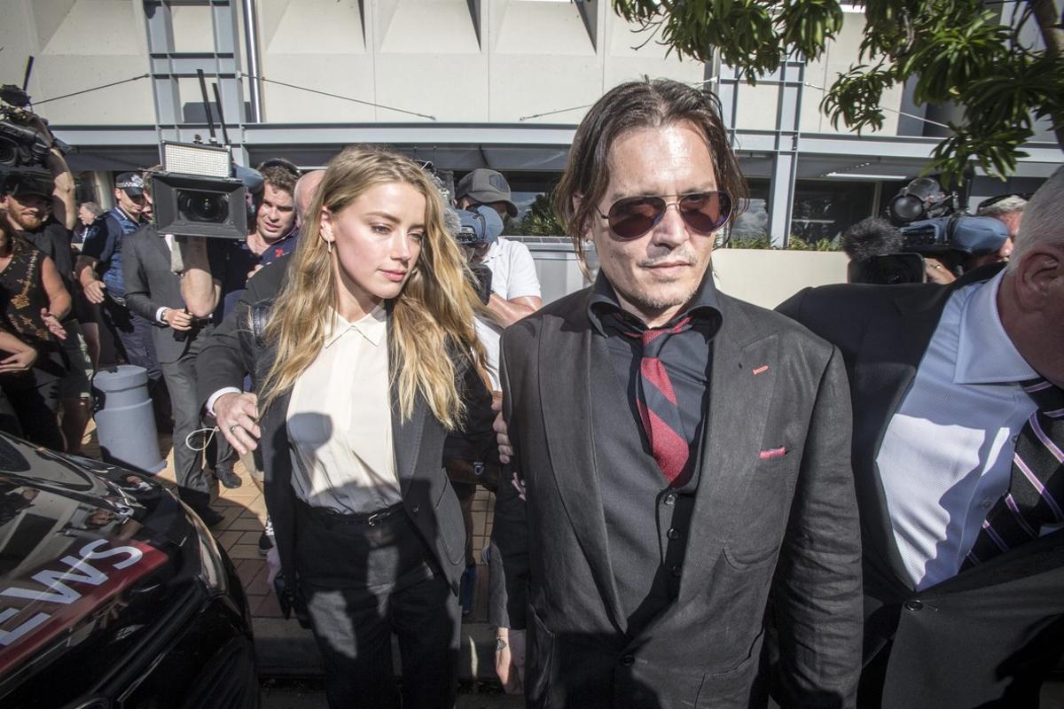 . Southport (Australia), 18/04/2016.- US actor Johnny Depp (R) and his wife US actress Amber Heard (L) leave the Southport Magistrates Court in Southport, on the Gold Coast, Australia, 18 April 2016. Heard, 29, pleaded guilty before an Australian court for producing false quarantine documents for her two dogs when entering the country last year. Heard, accused of illegally importation of the animals, admitted the charges at the beginning of the trial at the Southport Magistrates Court in Queensland in Eastern Australia where she arrived on 18 April with Depp, surrounded by a large crowd of reporters and fans. EFE/EPA/GLENN HUNT AUSTRALIA AND NEW ZEALAND OUT EDITORIAL USE ONLY