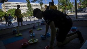 Jóvenes del barrio de La Mina muestran los robots que han creado con ayuda de educadores para estimular vocaciones científicas en el barrio, dentro de la Semana Cultural de La Mina