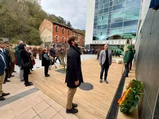 La plaza del palacio de Justicia de Langreo lleva desde hoy el nombre Manuel Álvarez