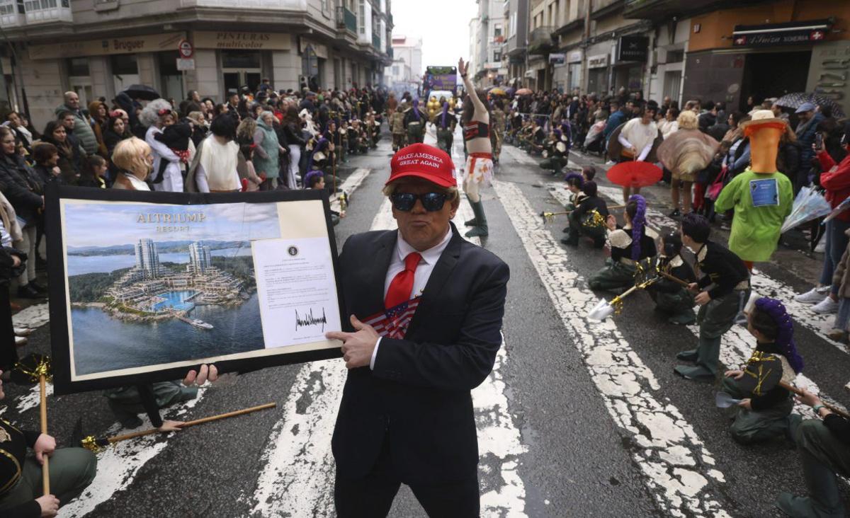 Trump muestra el proyecto que, según A Escardia, tiene en mente para Cortegada. | NOÉ PARGA