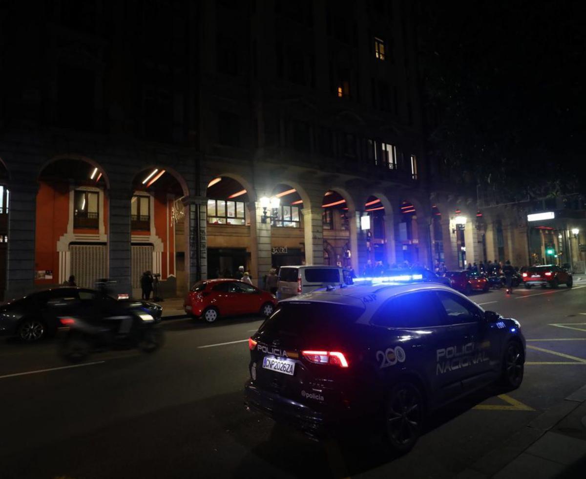 Un coche de Policía Nacional, ayer, en Marqués de San Esteban. |  L. M. 