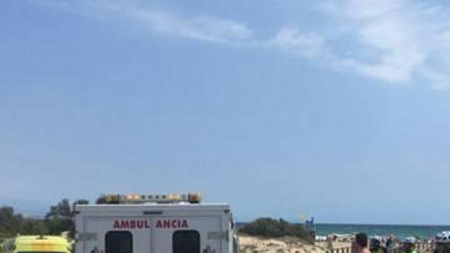 Ambulancias que acudieron a la playa de El Carabassí.