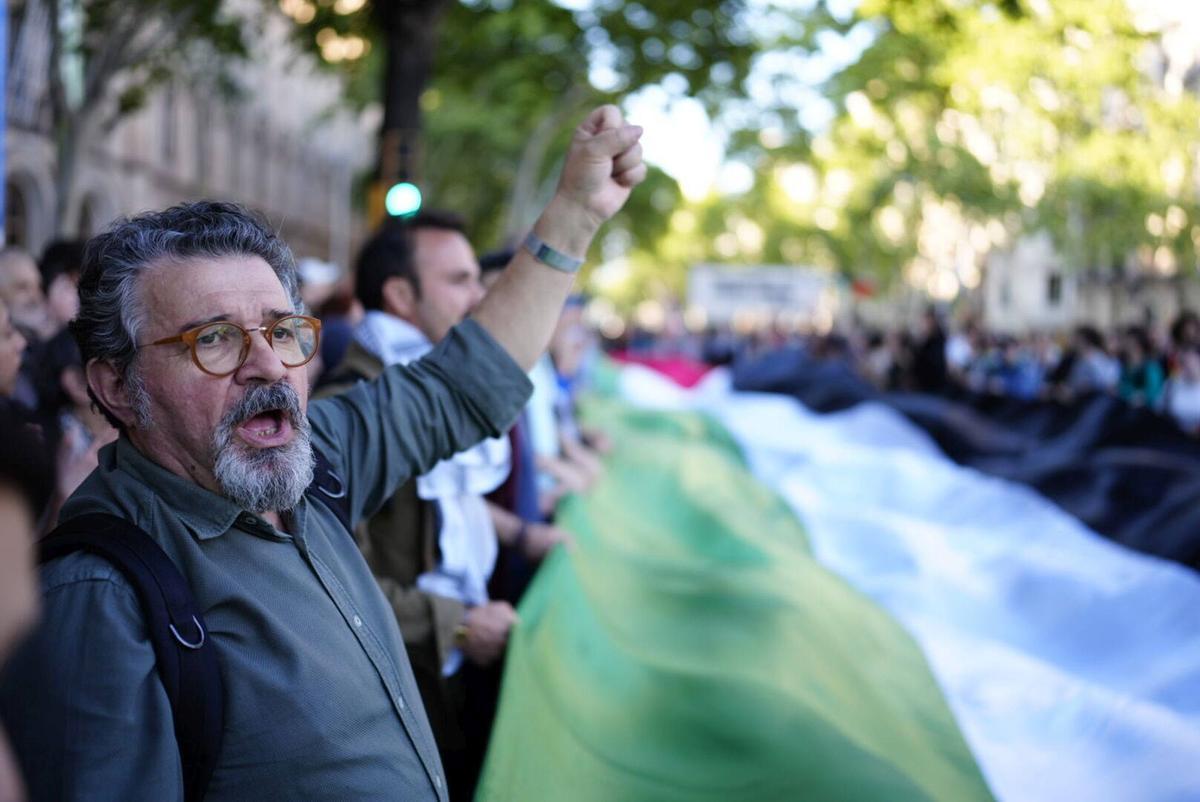 Concentración delante de la Universitat de Barcelona en la Gran Vía, bajo el lema Todos los Ojos sobre Rafah, para denunciar el genicidio del estado de Israel contra la población palestina de Gaza