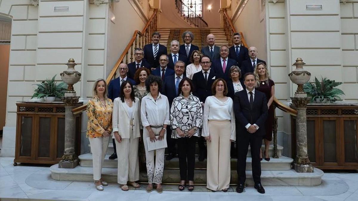 La Fiscal General del Estado, Teresa Peramato, en el centro, rodeada de los Fiscales Superiores.