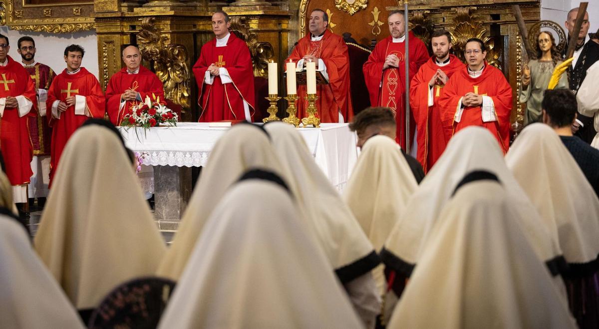 El obispo le implora la lluvia a Santa Eulària | FOTOS DE VICENT MARÍ