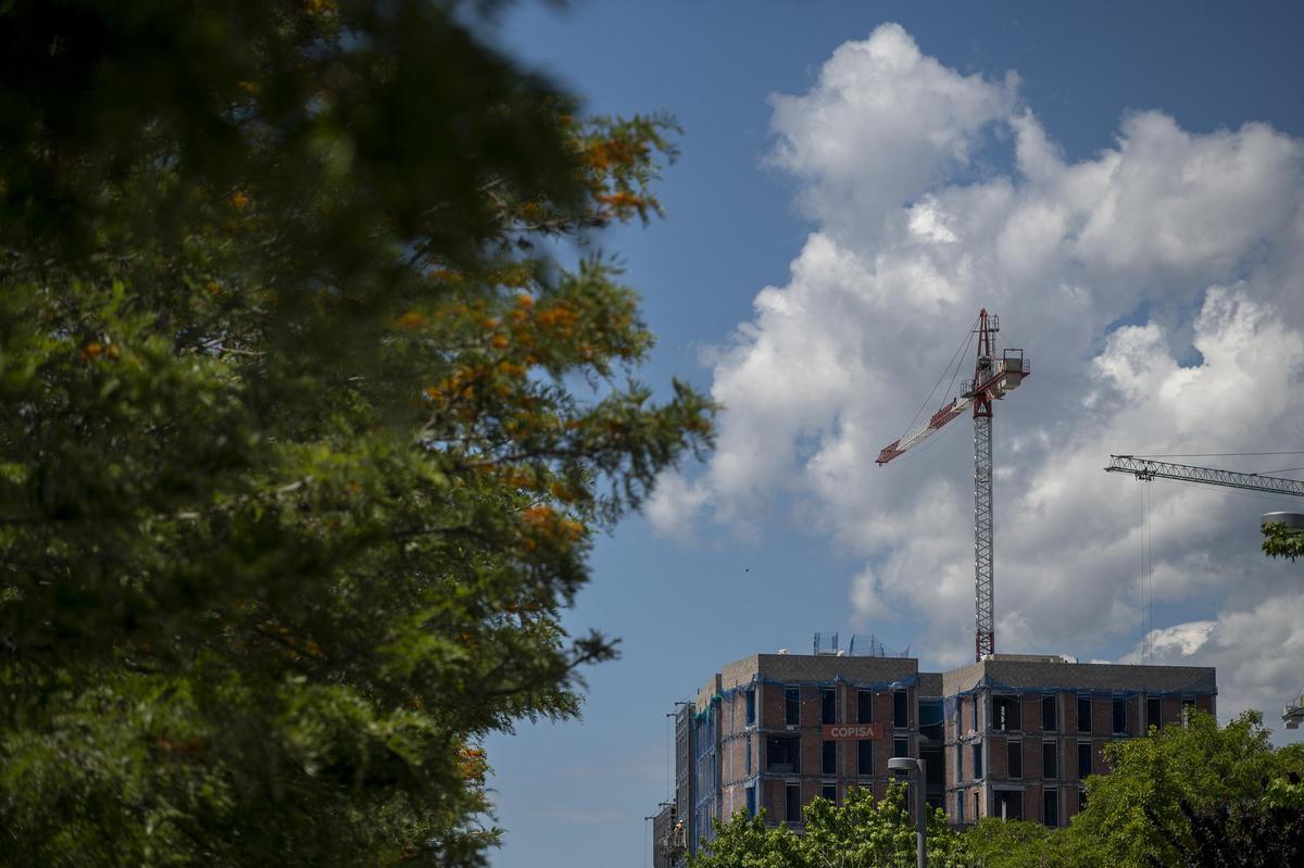 Un edificio en plena construcción en el barrio de La Marina del Prat Vermell, en Barcelona.