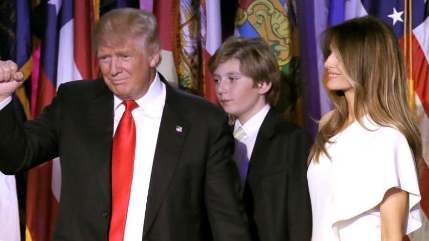 Trump junto a su hijo y su mujer Melania.