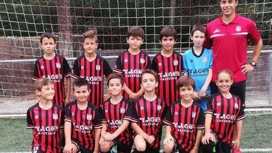 Formación del equipo rojinegro benjamín.