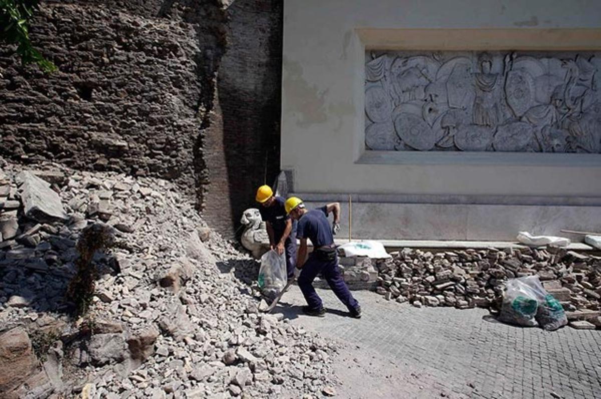 Treballadors de l’ajuntament recullen les restes d’un mur que s’ha ensorrat parcialment a la muntanya Pincio (Roma), pròxima a la famosa Piazza del Popolo.