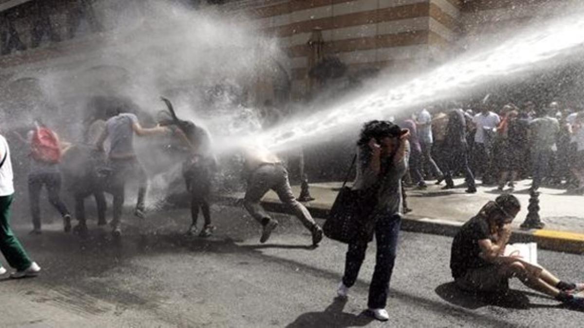 Los antidisturbios usan cañones de agua para dispersar a los manifestantes en la plaza Taksim, en Estambul, este viernes.
