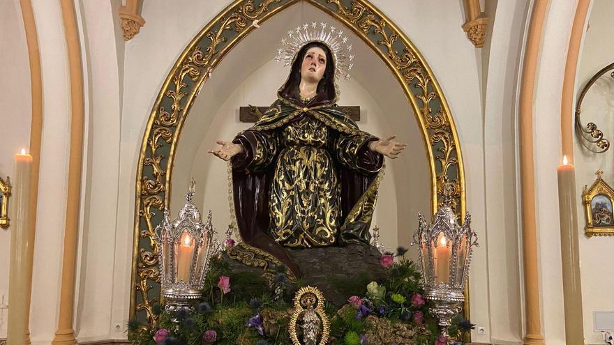 La Virgen de la Soledad de San Pablo, ya entronizada en sus andas a la espera de su traslado a la Catedral