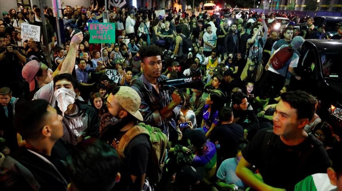 La principal avenida de Los Angeles ocupada por los manifestante anti-Trump.