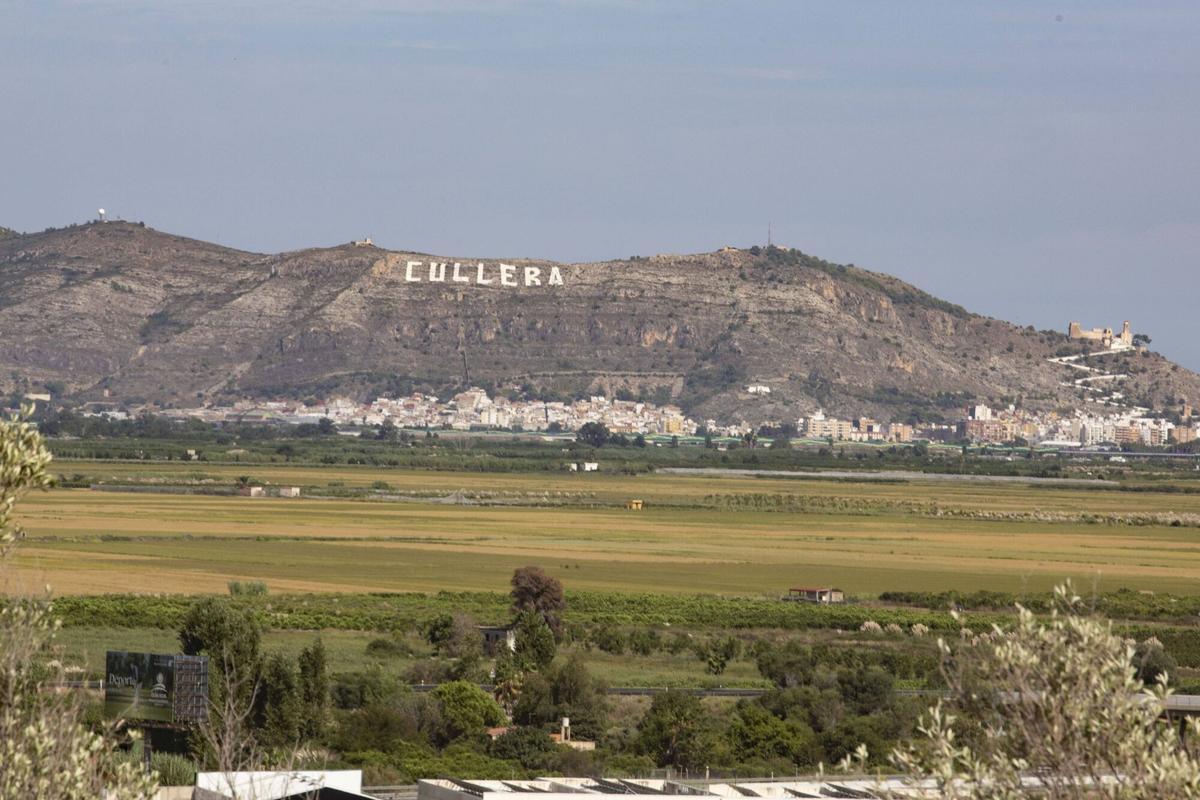 València, Cullera. RBR Vistas de arrozales con la montaña rotulada de Cullera al fondo
