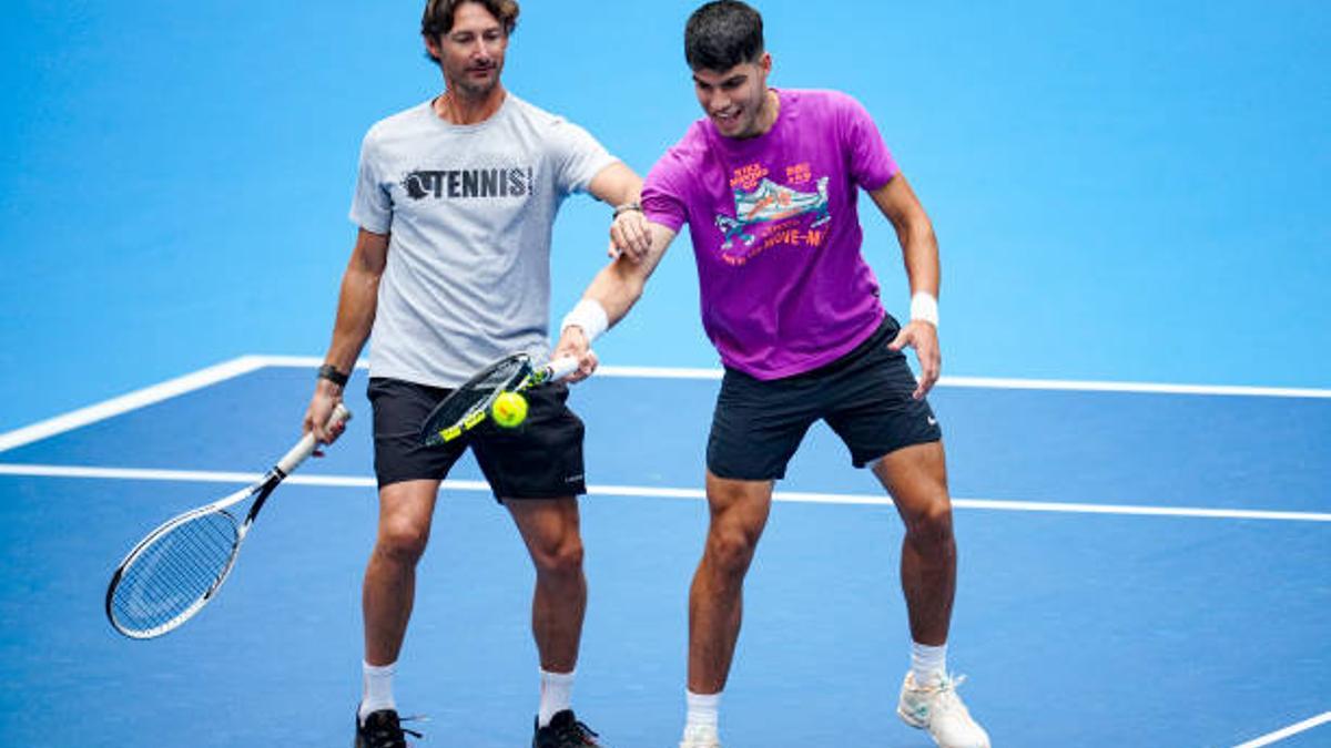 Ferrero y Alcaraz bromean en un entrenamiento en Pekín.