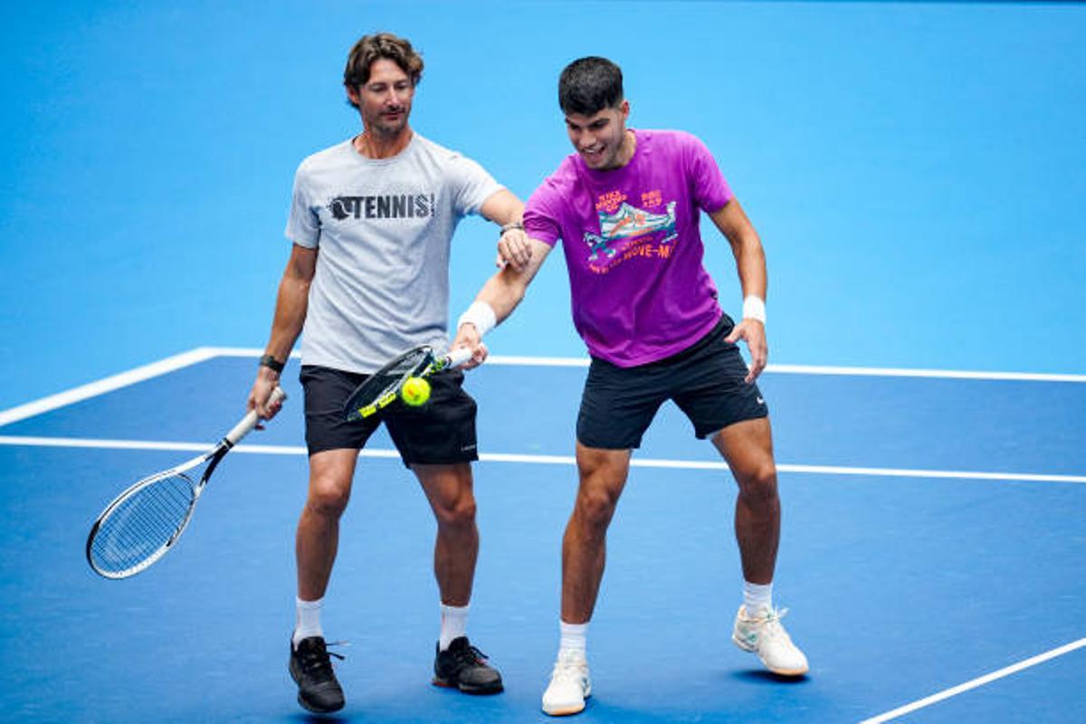 Ferrero y Alcaraz bromean en un entrenamiento en Pekín.