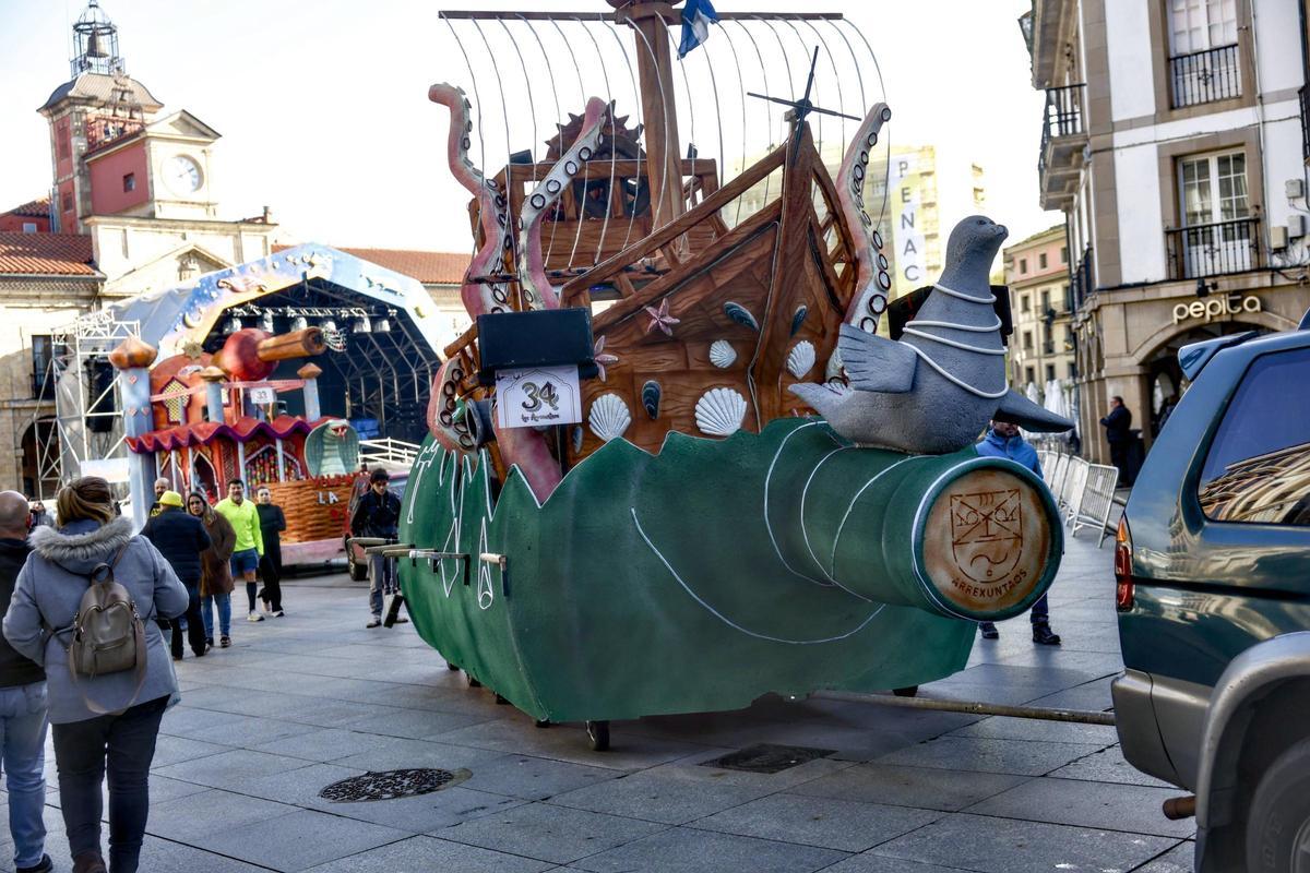 EN IMÁGENES: El 'ascenso' de los artilugios de Galiana llena las calles de Avilés