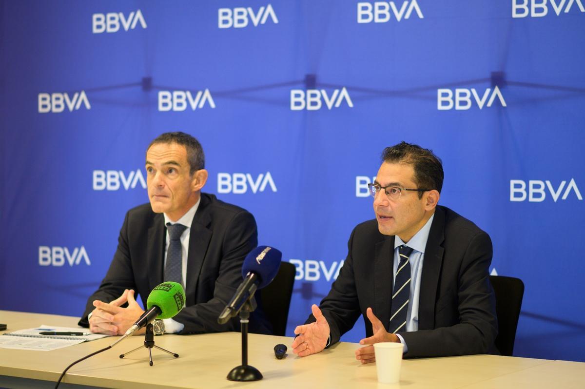 Miguel Cardoso, economista jefe de BBVA Research para España, junto a Francisco Javier Jerez, director territorial Sur de BBVA, presentan el informe de BBVA Research.