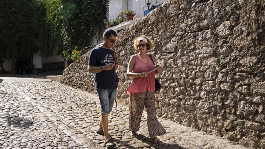 Rafael Rodríguez y Neus Noguera pasean por las calles de Dalt Vila.