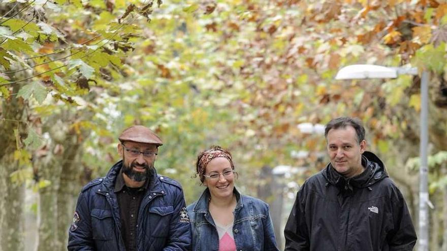 Luis Gimeno, Raquel Nieto y Claudio Cerdeiriña, en el campus de Ourense. // Brais Lorenzo
