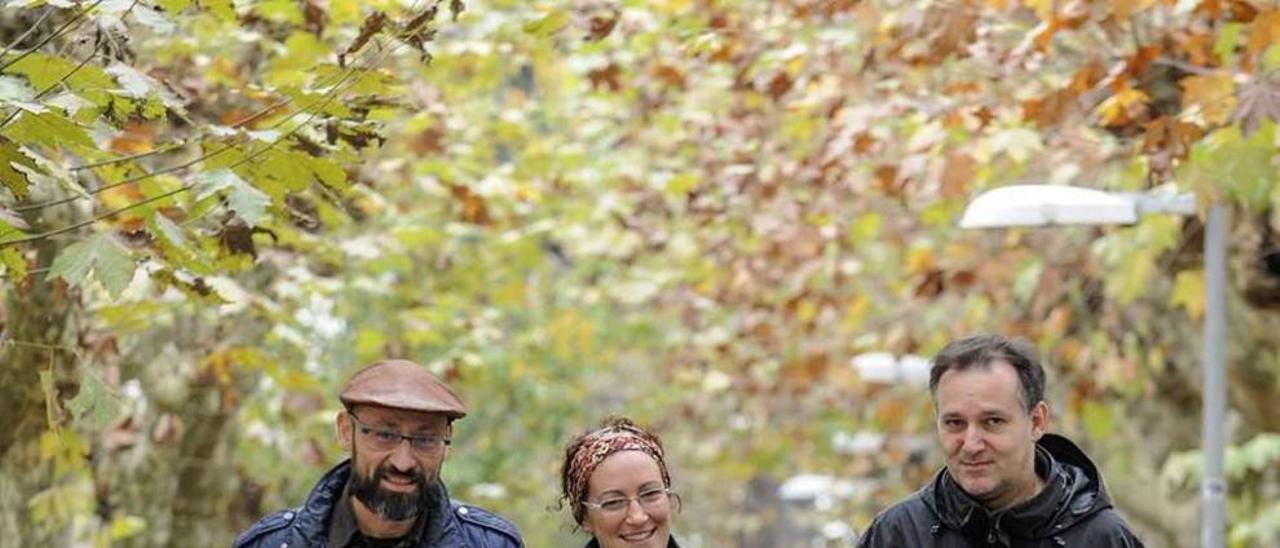 Luis Gimeno, Raquel Nieto y Claudio Cerdeiriña, en el campus de Ourense. // Brais Lorenzo