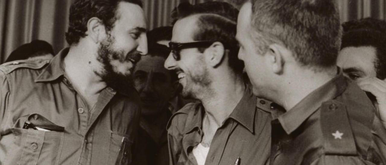 Fidel Castro, con el revolucionario español Eloy Gutiérrez Menoyo, que se convirtió en opositor al castrismo, y el americano William Morgan, quien terminó fusilado acusado de ser espía de la CIA. // FdV