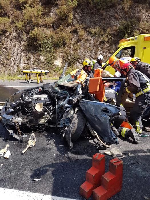 Tres personas fueron evacuadas al hospital y el siniestro obligó a cortar la vía al tráfico más de dos horas