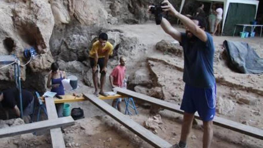Investigadores de Atapuerca colaboran en las excavaciones de El Salt en Alcoy