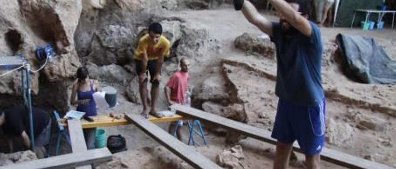 Investigadores de Atapuerca colaboran en las excavaciones de El Salt en Alcoy