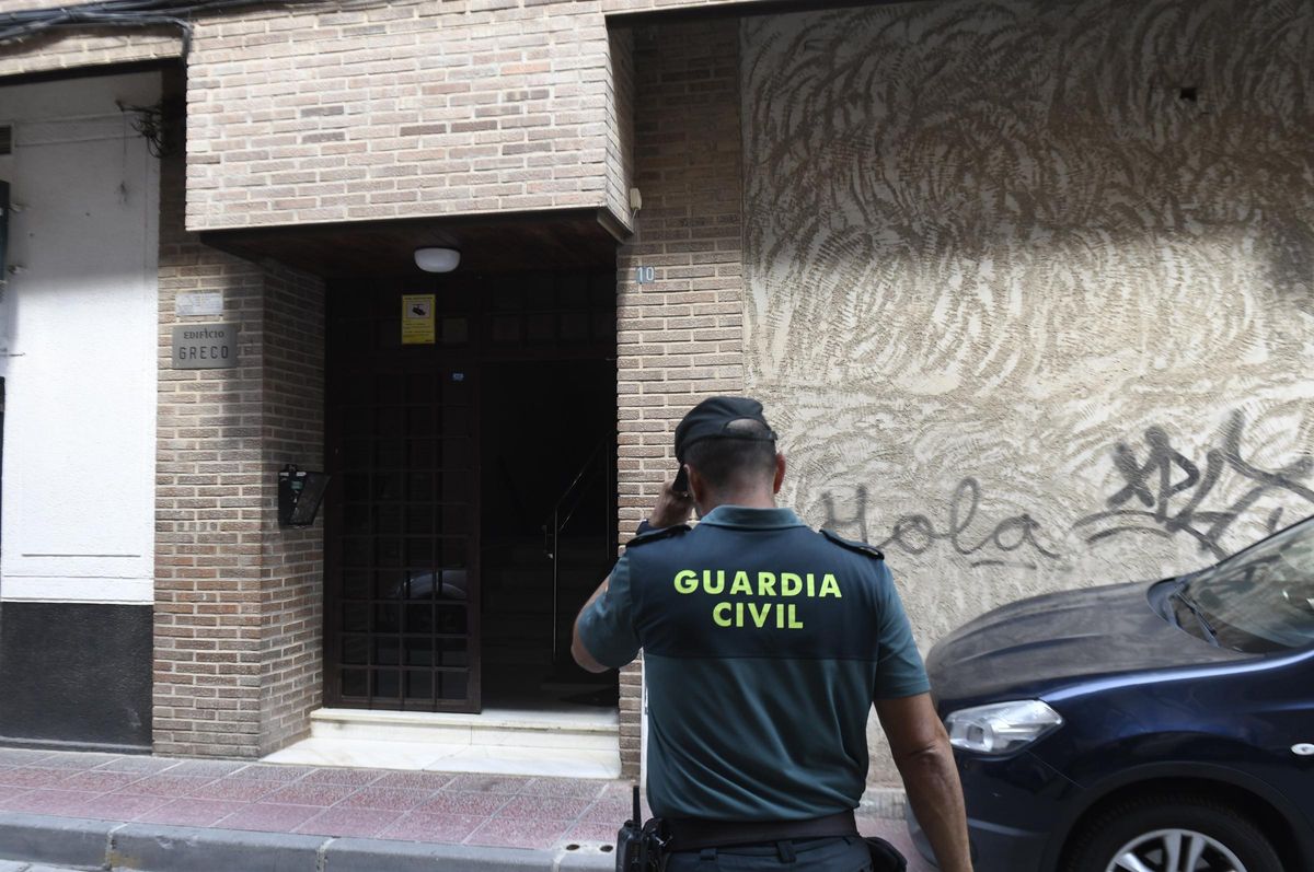 Un agente de la Guardia Civil se dirige al interior del edificio de Cabezo de Torres, en Murcia, donde fue hallado el cuerpo sin vida de David.