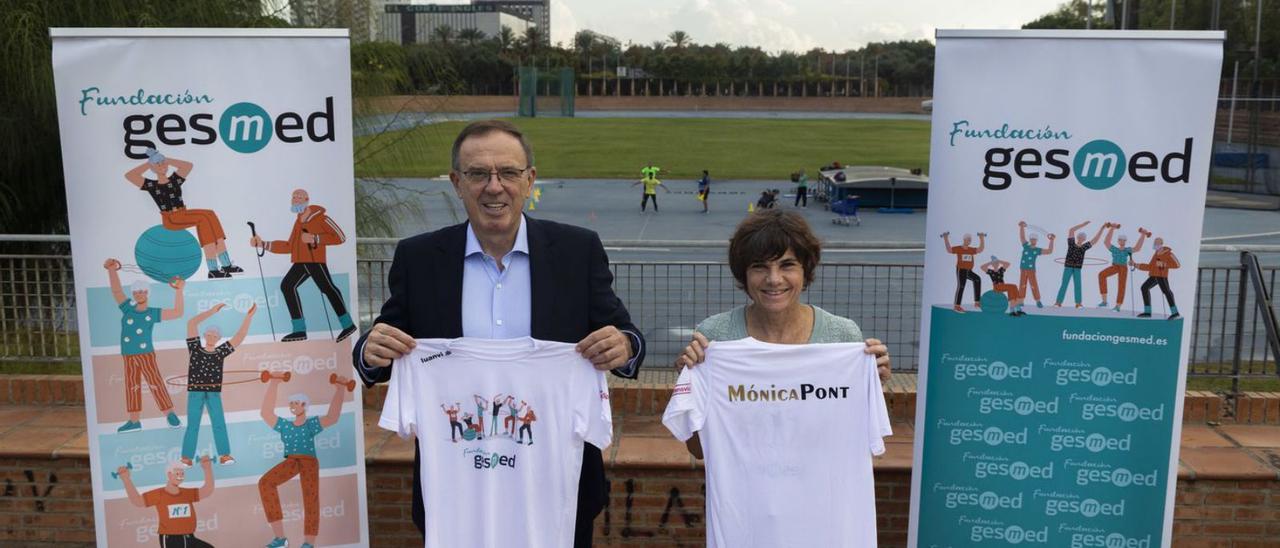 Joan Ignasi Pla i Mónica Pont, en la presentació de les beques a l&#039;estadi del Túria. | GERMÁN CABALLERO