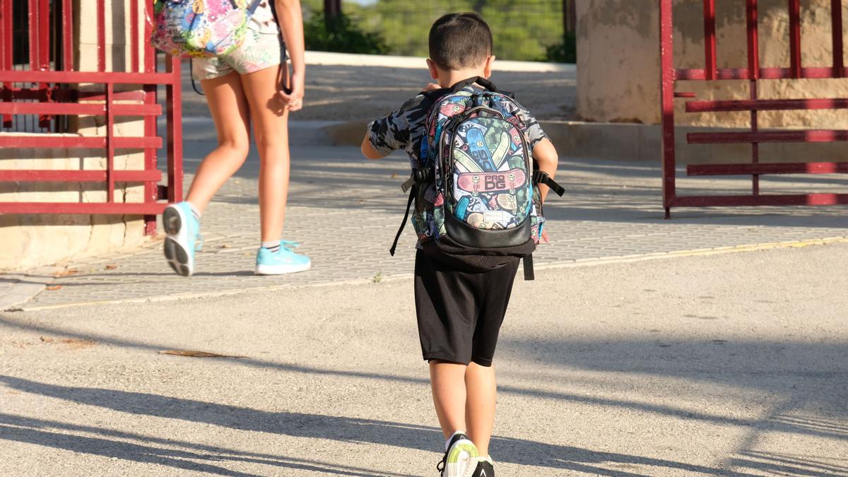 Un niño entrando al colegio.