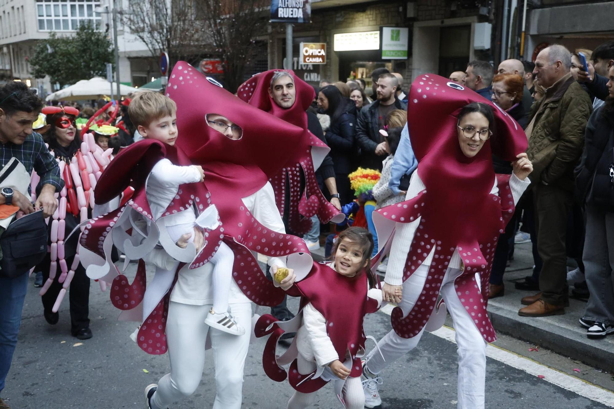 Santiago disfruta del tradicional desfile de martes de Entroido