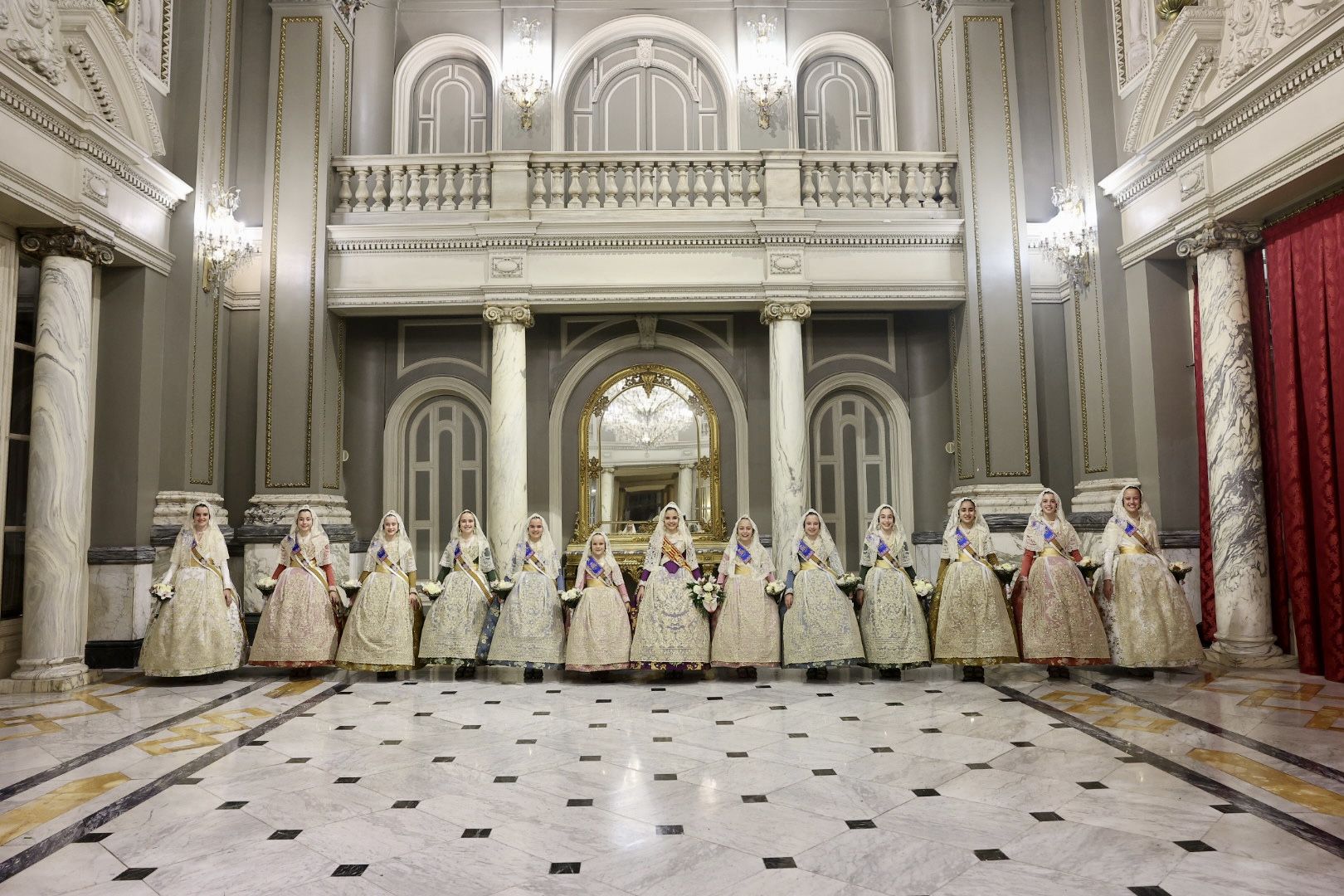 Ofrenda Fallas 2023 | Así ha sido la llegada de Paula Nieto a la plaza de la Virgen