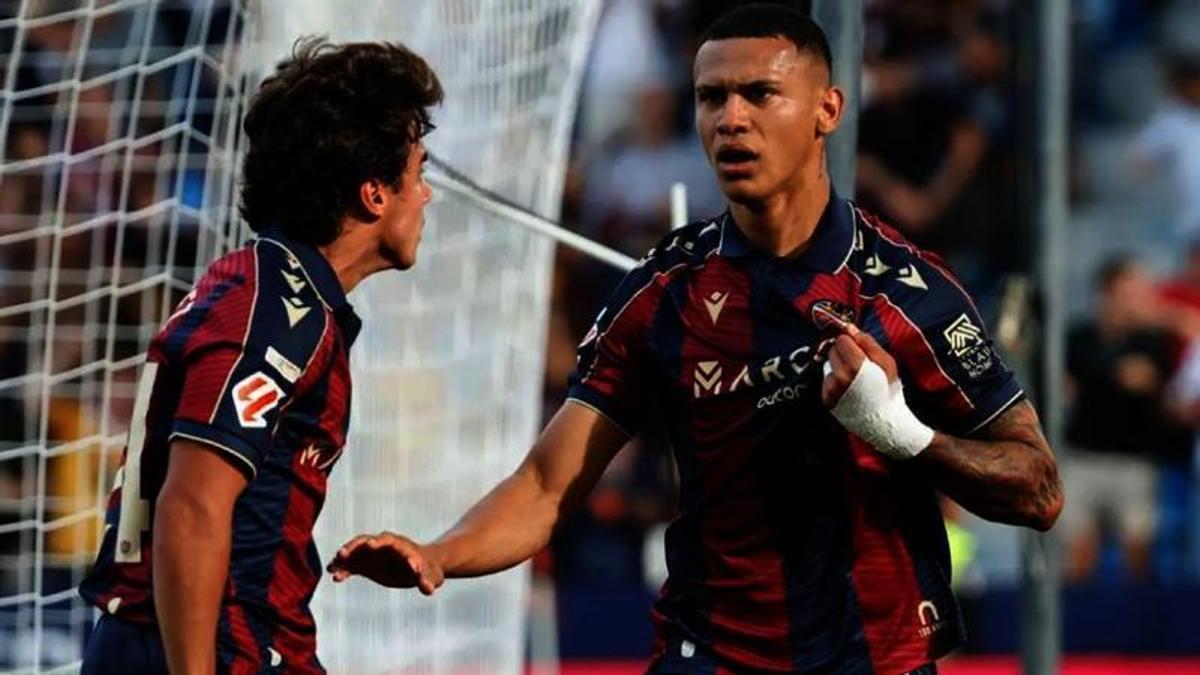 El centrocampista Kervin Arriaga, junto a Carlos Álvarez