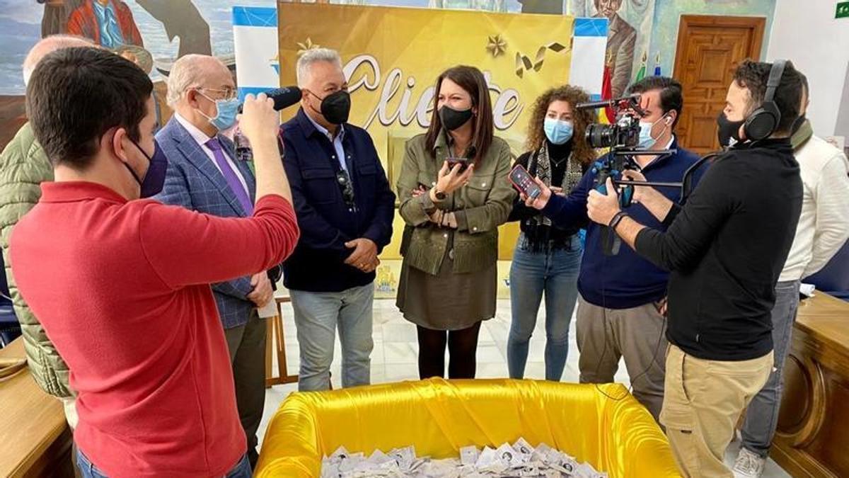 La edil María de la Paz Couto durante el sorteo.