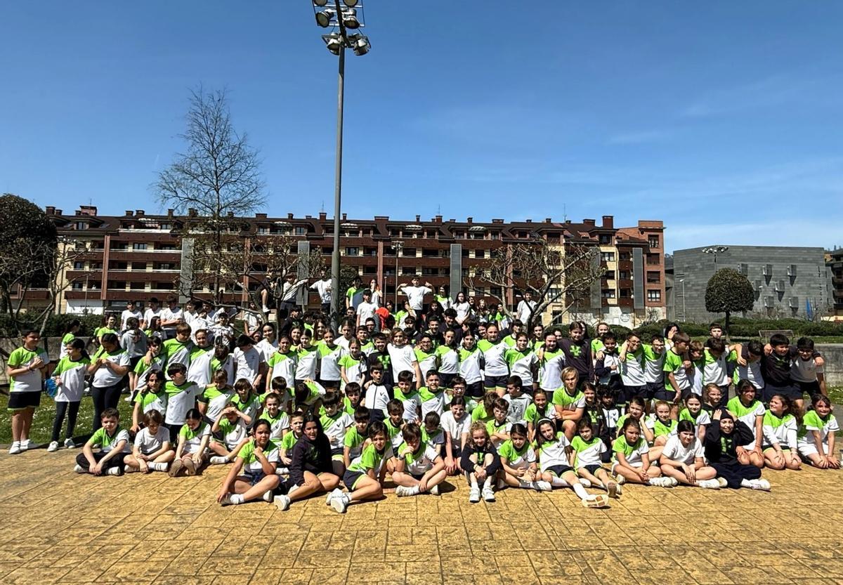 Alumnos del colegio San Rafael en el Día de la Educación Física en la Calle