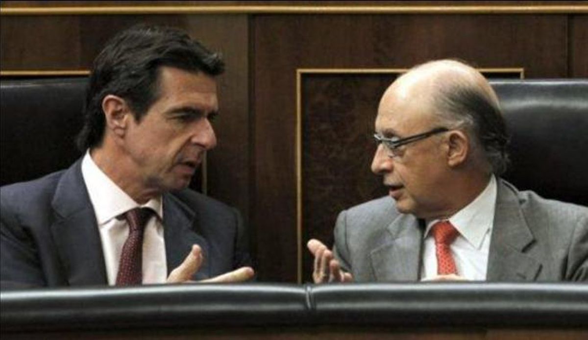 José Manuel Soria, en conversación con Cristóbal Montoro cuando ambos eran ministros con Mariano Rajoy.