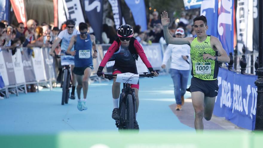 Dani Mateo y Clara López pulverizan el récord en la 22 K