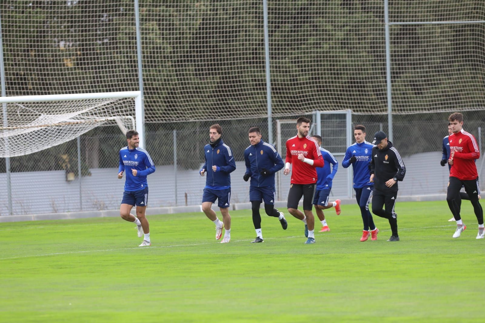 Fotogalería | El Real Zaragoza vuelve a los entrenamientos en grupo tras superar los test con el único positivo de Chavarría