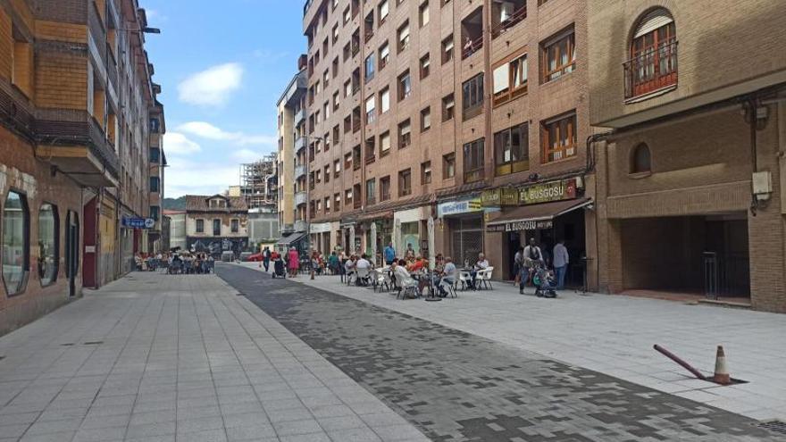 La calle Jesús Alonso Braga de La Felguera, con las obras de semipeatonalización casi terminadas. | L. C. T.