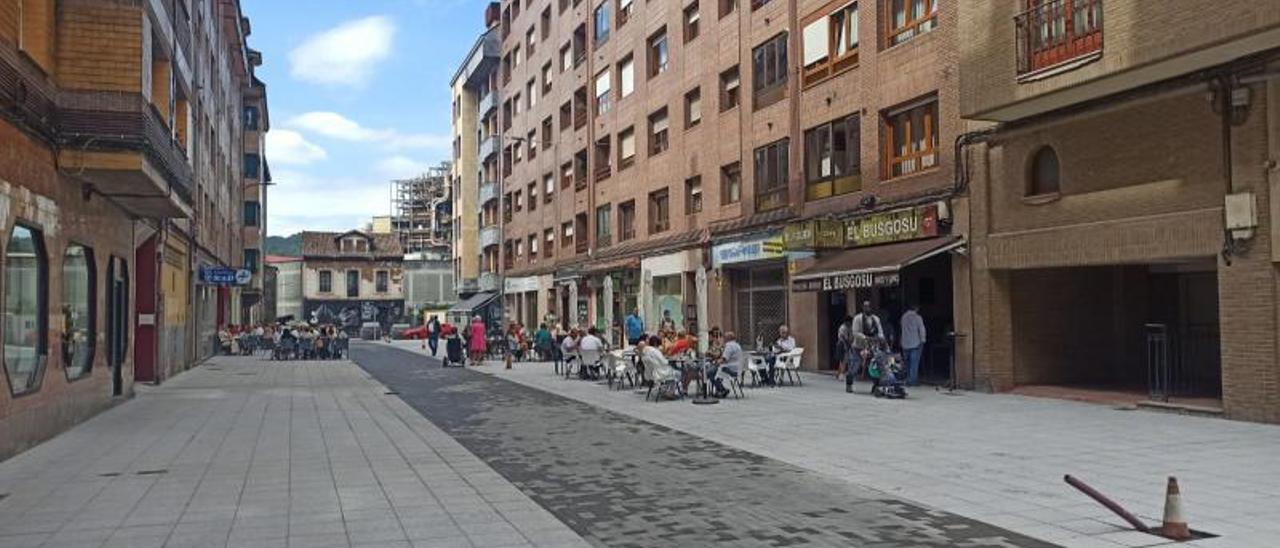 La calle Jesús Alonso Braga de La Felguera, con las obras de semipeatonalización casi terminadas. | L. C. T.