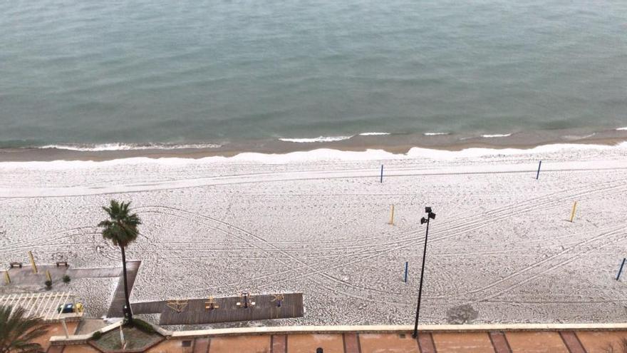 El granizo cubre de blanco la playa en Fuengirola