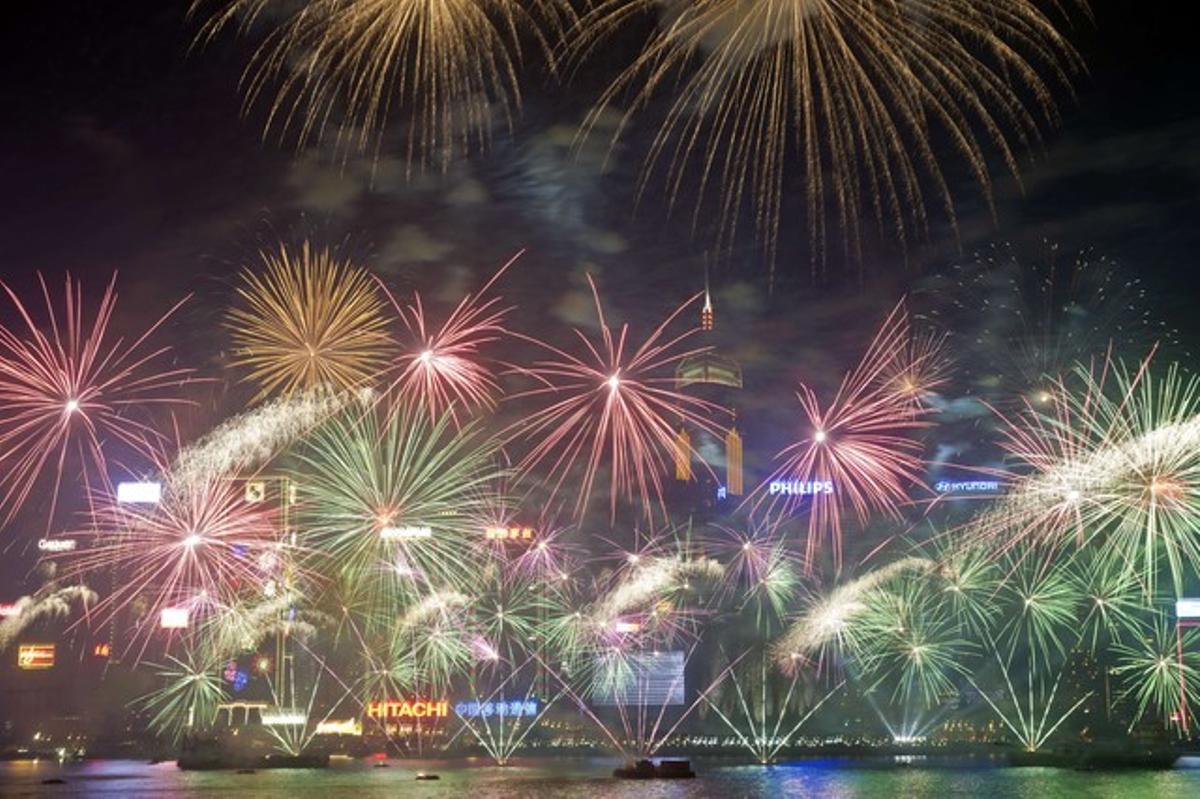 Hong Kong; vista dels focs artificials al Victoria Harbour.