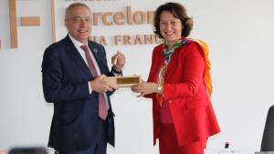 Navarro con la representante de la OCDE