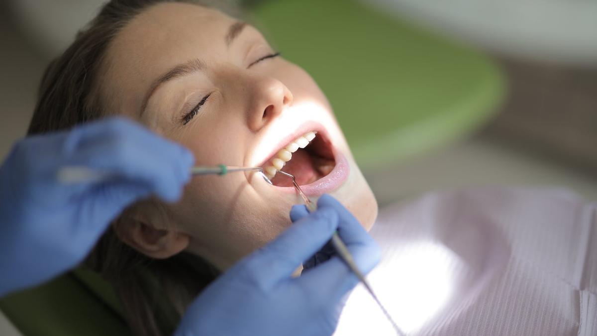 Una joven en un dentista en una imagen de archivo.