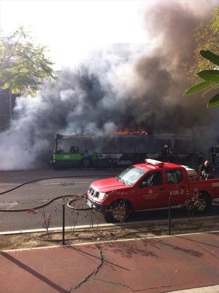 Fotos de los lectores del incendio del autobús